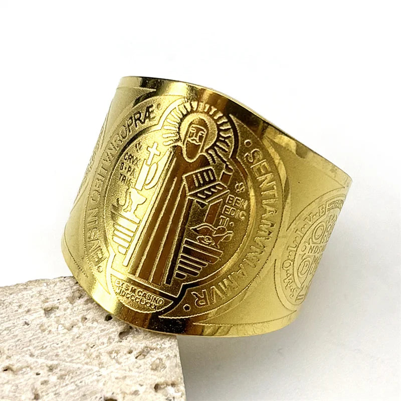Anillo Ajustable de San Benito – Diseño Devocional en Acabado Dorado y Plata