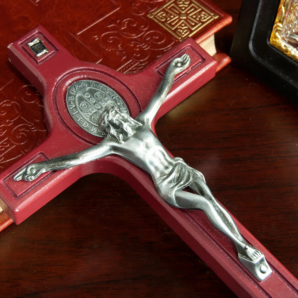 Cruz Catolica de Madera con Benditera y Estatua de Jesus en Metal — detalle de madera de cerca