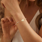 Pulsera rosario de la Virgen de Guadalupe puesta en la muñeca — acero inoxidable tricolor