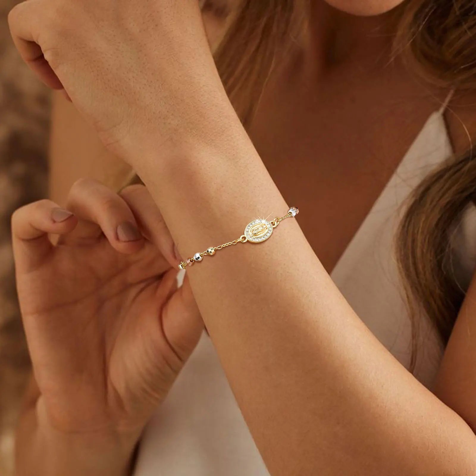 Pulsera rosario de la Virgen de Guadalupe puesta en la muñeca — acero inoxidable tricolor