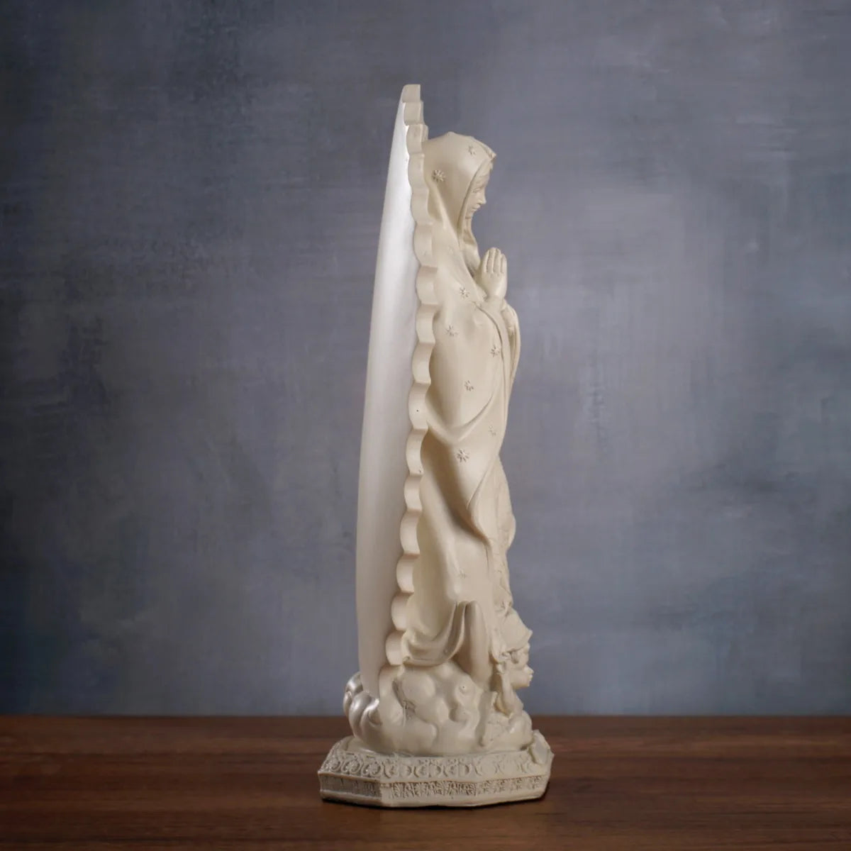 Estatua de la Virgen de Guadalupe en Resina
