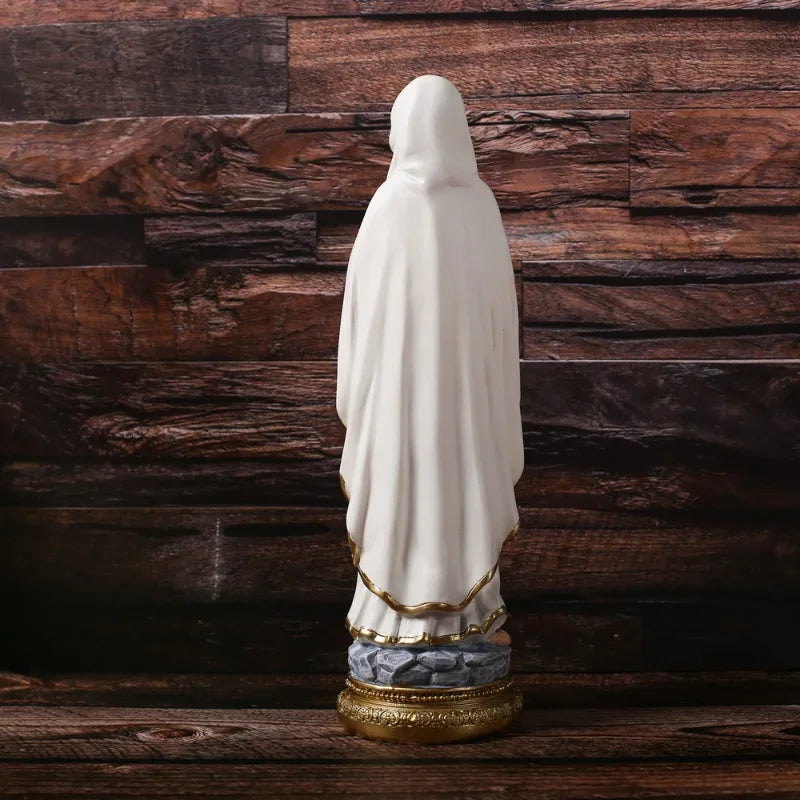 Detalle del cierre y cadena — Escultura de la Virgen Maria en Resina: Luz y Fe