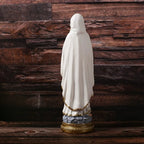 Detalle del cierre y cadena — Escultura de la Virgen Maria en Resina: Luz y Fe