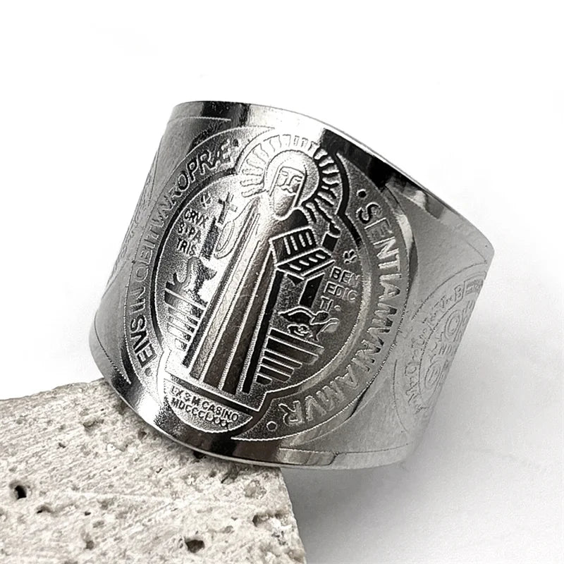 Anillo Ajustable de San Benito – Diseño Devocional en Acabado Dorado y Plata