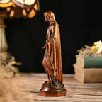 Escultura de la Virgen Maria en Madera - Simbolo de Gracia y D... en mano — escultura de madera devocional