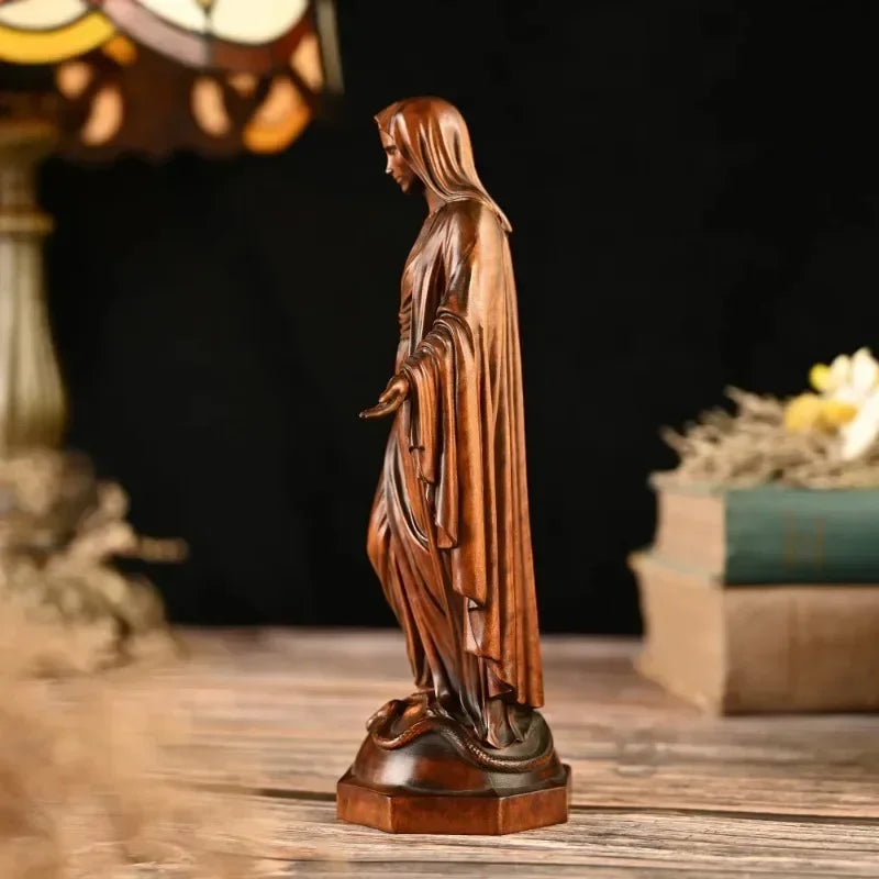 Escultura de la Virgen Maria en Madera - Simbolo de Gracia y D... en mano — escultura de madera devocional