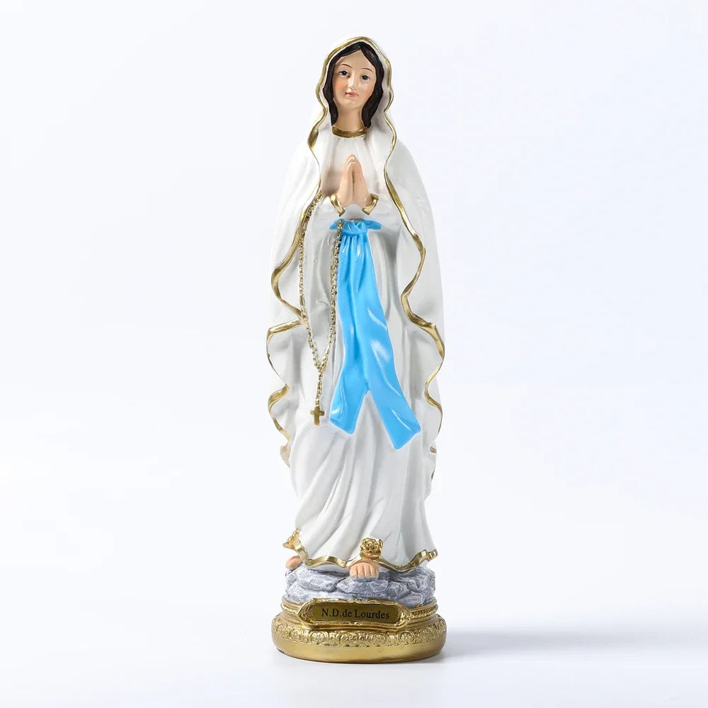 Medalla de la Virgen Maria en Escultura de la Virgen Maria en Resina: Luz y Fe — devocion grabada en detalle