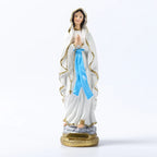 Medalla de la Virgen Maria en Escultura de la Virgen Maria en Resina: Luz y Fe — devocion grabada en detalle