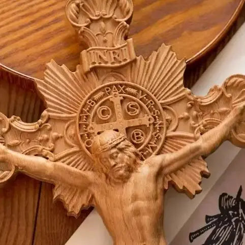 Cruz de San Benito en Madera - Simbolo de Fe y Tradicion — detalle de madera de cerca