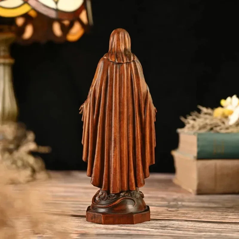 Escultura de la Virgen Maria en Madera - Simbolo de Gracia y D... — detalle de madera de cerca
