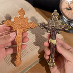 Cruz de San Benito en Madera - Simbolo de Fe y Tradicion en mano — pieza devocional de madera devocional