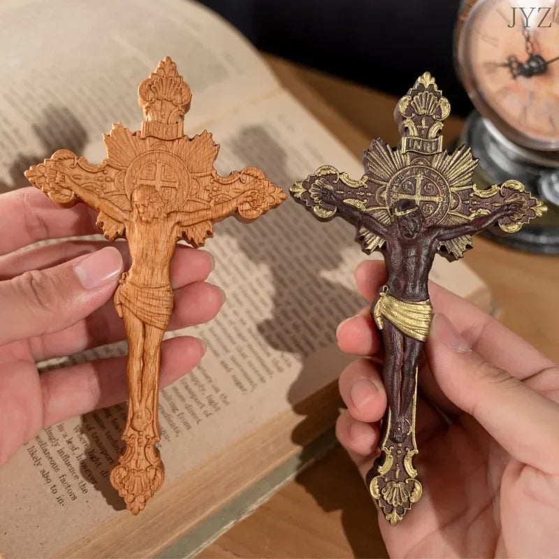 Cruz de San Benito en Madera - Simbolo de Fe y Tradicion en mano — pieza devocional de madera devocional