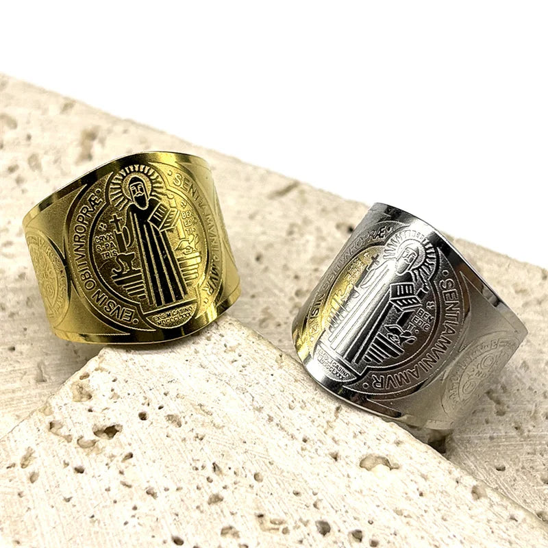 Anillo Ajustable de San Benito – Diseño Devocional en Acabado Dorado y Plata