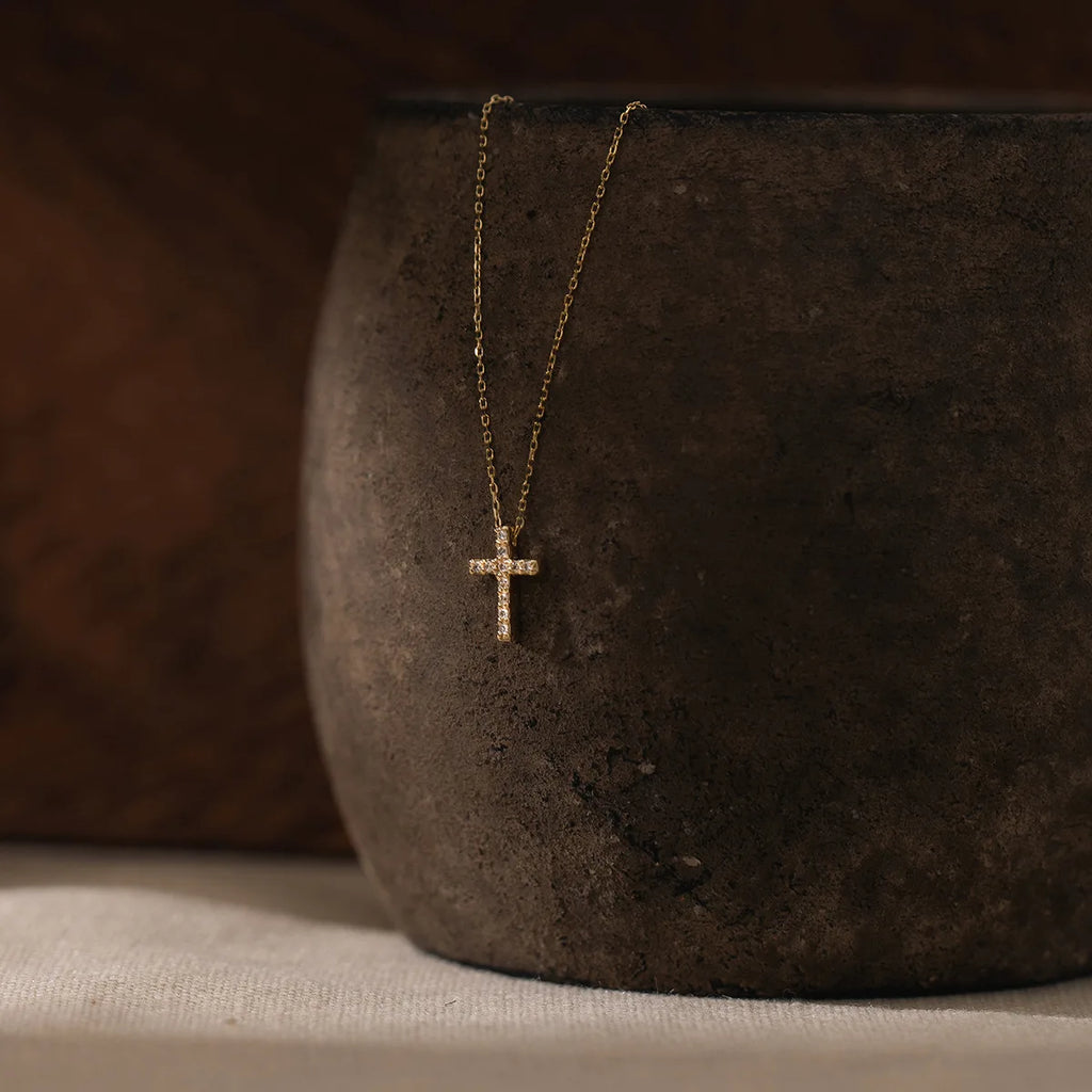 Collar de Cruz con Circonias en Oro 18K