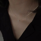Collar Cruz Delicada con Circonias - Minimalista en Dorado — collar devocional devocional en uso