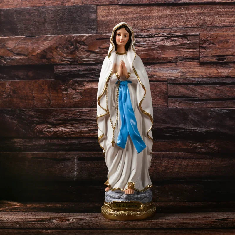 Escultura de la Virgen Maria en Resina: Luz y Fe — detalle de resina de cerca