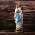 Escultura de la Virgen Maria en Resina: Luz y Fe — detalle de resina de cerca