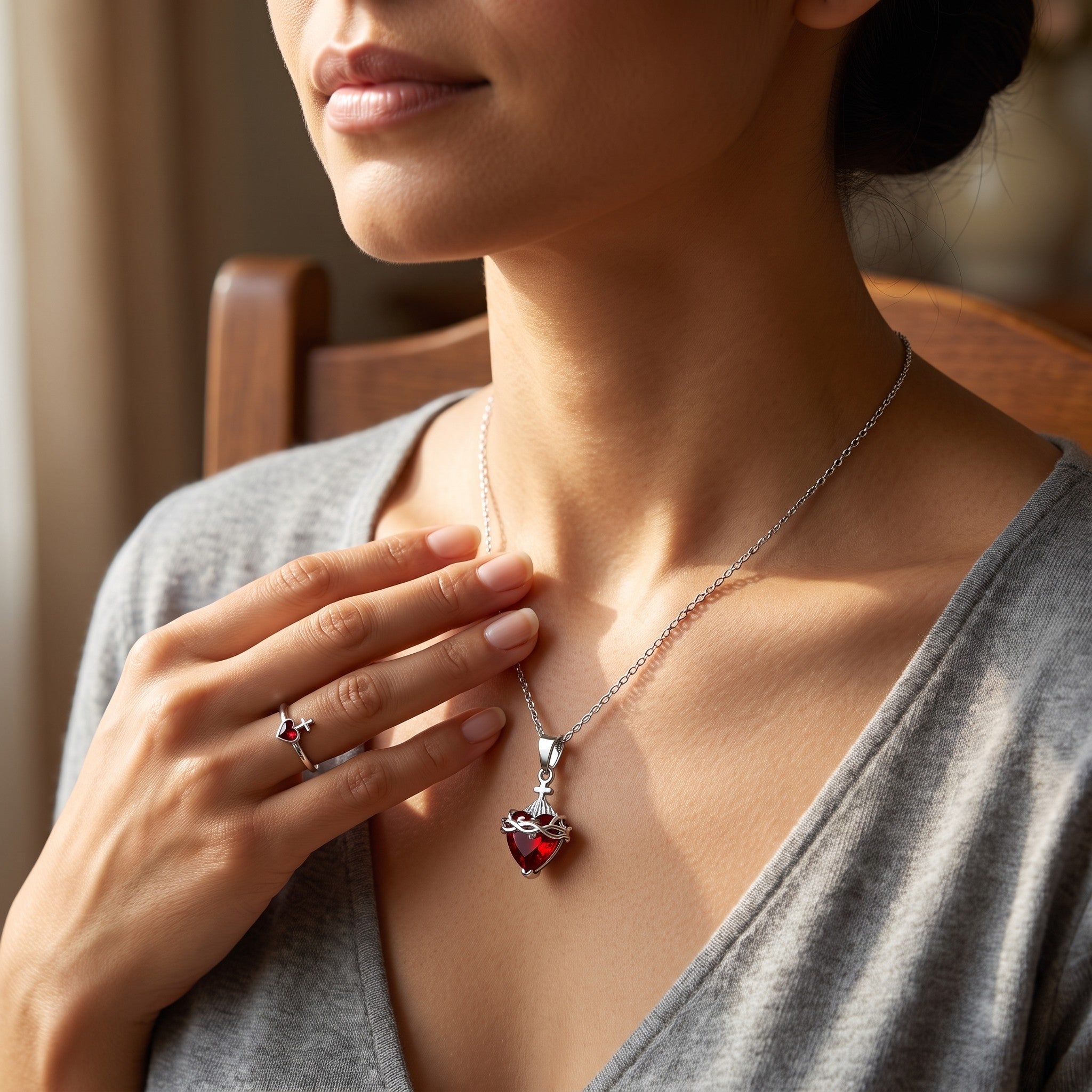Mujer llevando el collar del Sagrado Corazón de Jesús en plateado