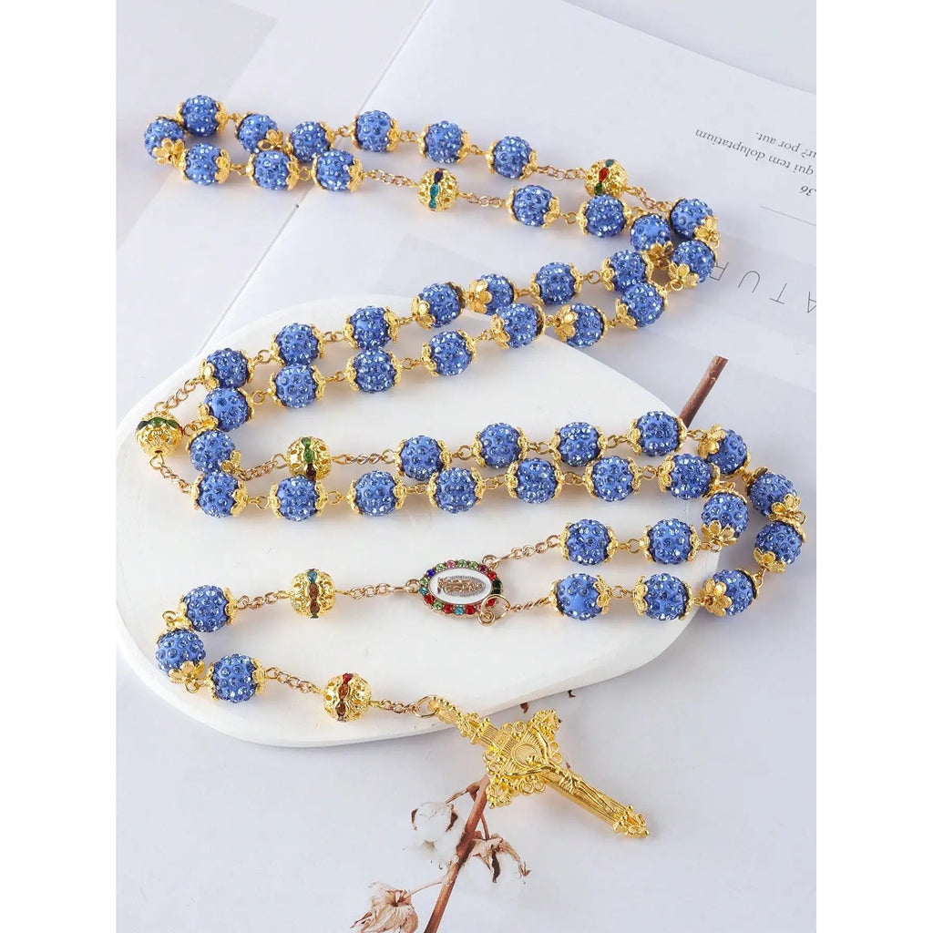 Rosario de Cristal con Cruz de Fe y Luz sobre superficie de madera — presentacion del producto