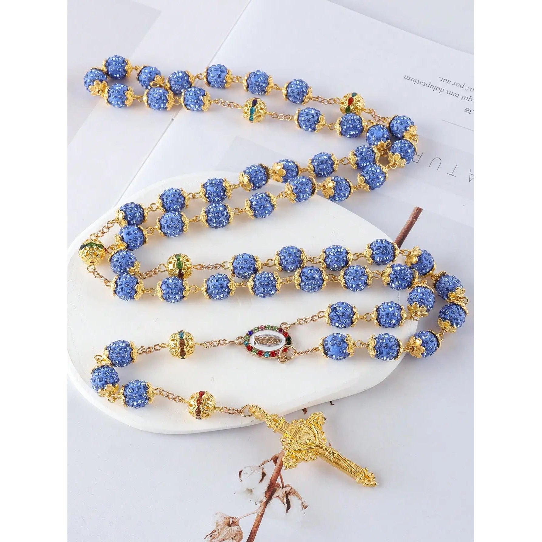 Rosario de Cristal con Cruz de Fe y Luz sobre superficie de madera — presentacion del producto