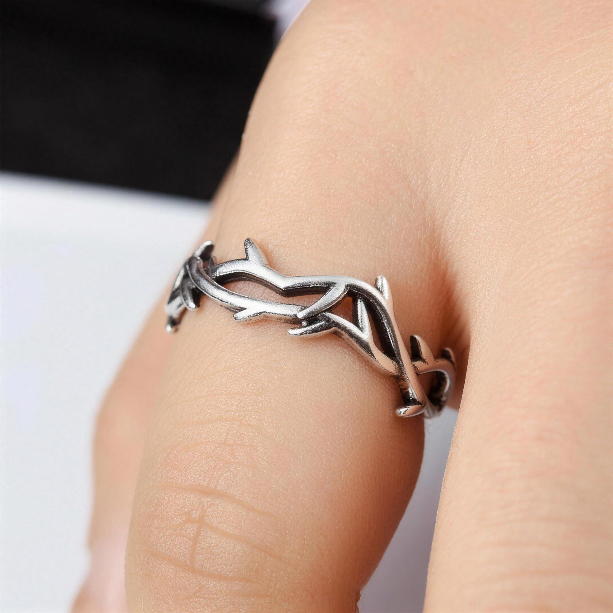 Anillo Corona de Espinas puesto en el dedo, ajustable
