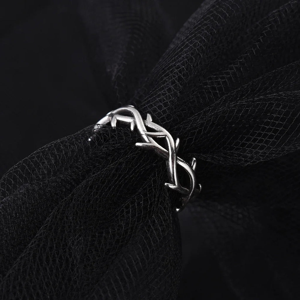 Detalle de las ramas y espinas entrelazadas del anillo devocional