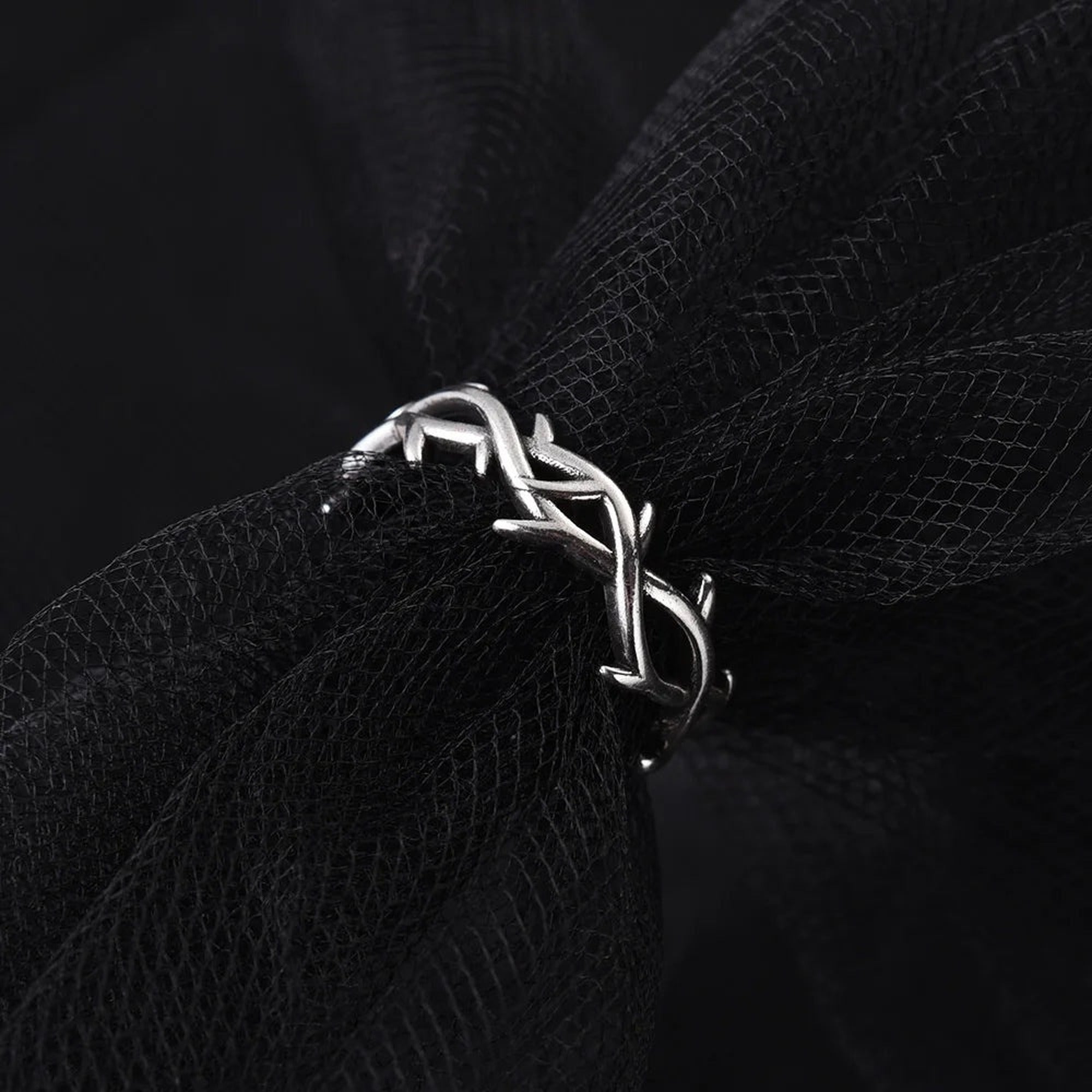 Detalle de las ramas y espinas entrelazadas del anillo devocional