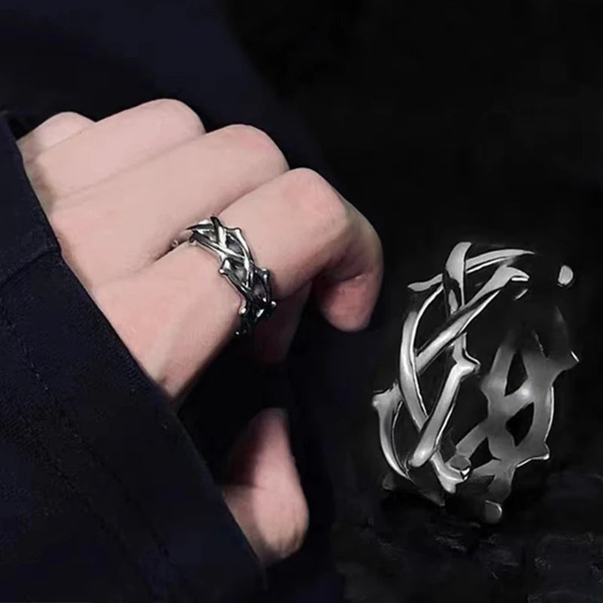 Anillo Corona de Espinas llevado en la mano — pieza unisex