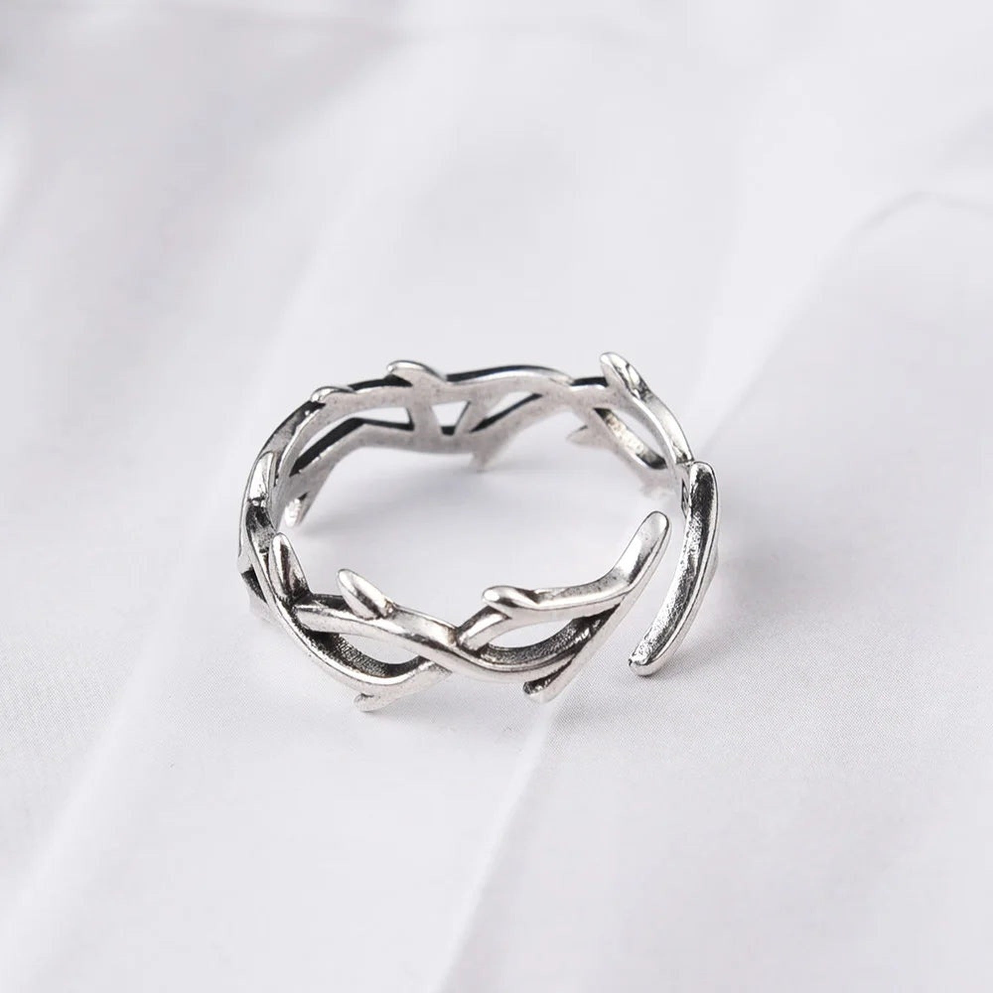 Anillo Corona de Espinas plateado — vista lateral del relieve