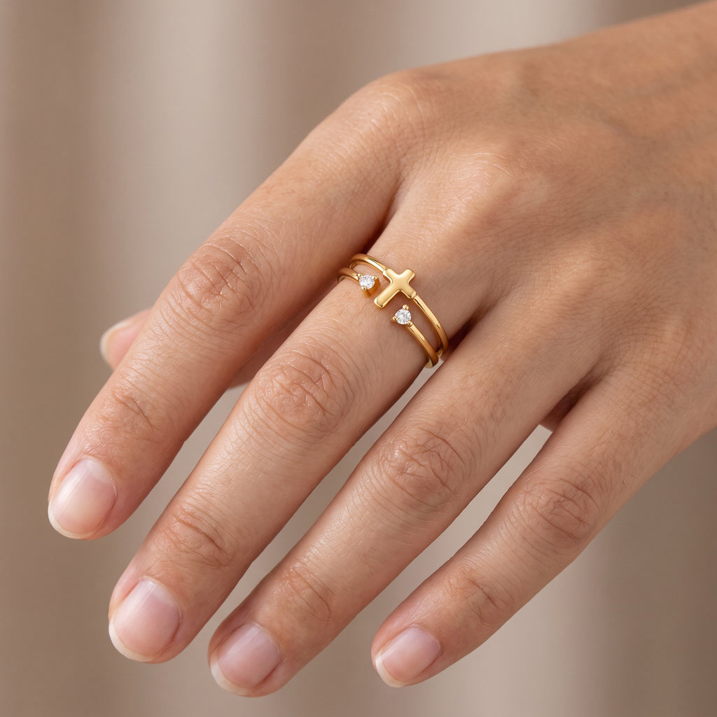 Anillo cruz con circonias puesto en la mano, ajustable