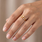 Anillo cruz con circonias puesto en la mano, ajustable