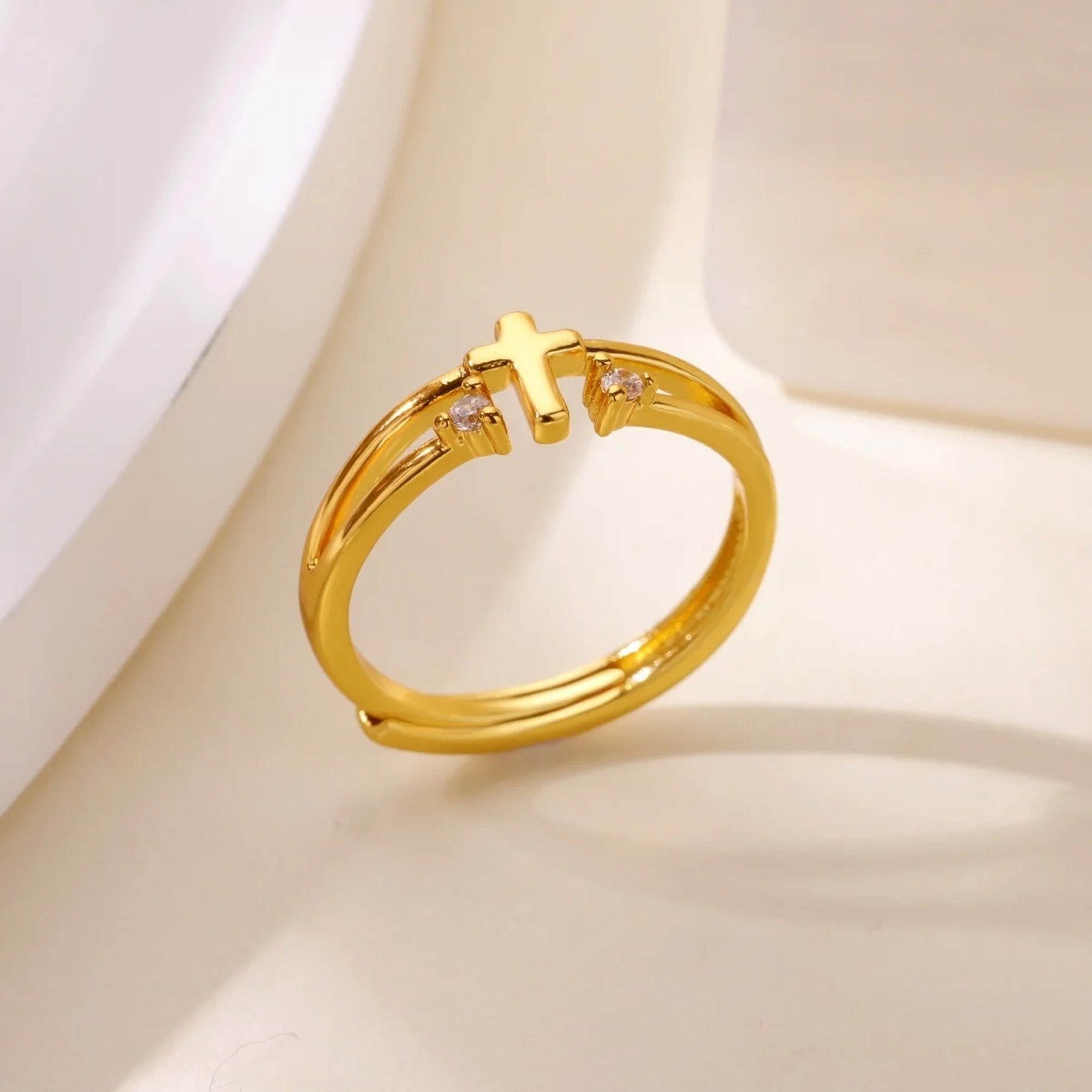 Anillo cruz con circonias de doble aro dorado — vista en ángulo