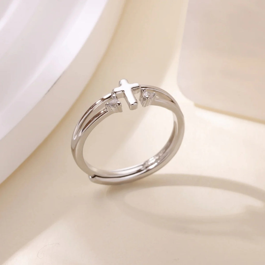Anillo cruz con circonias plateado — vista en ángulo