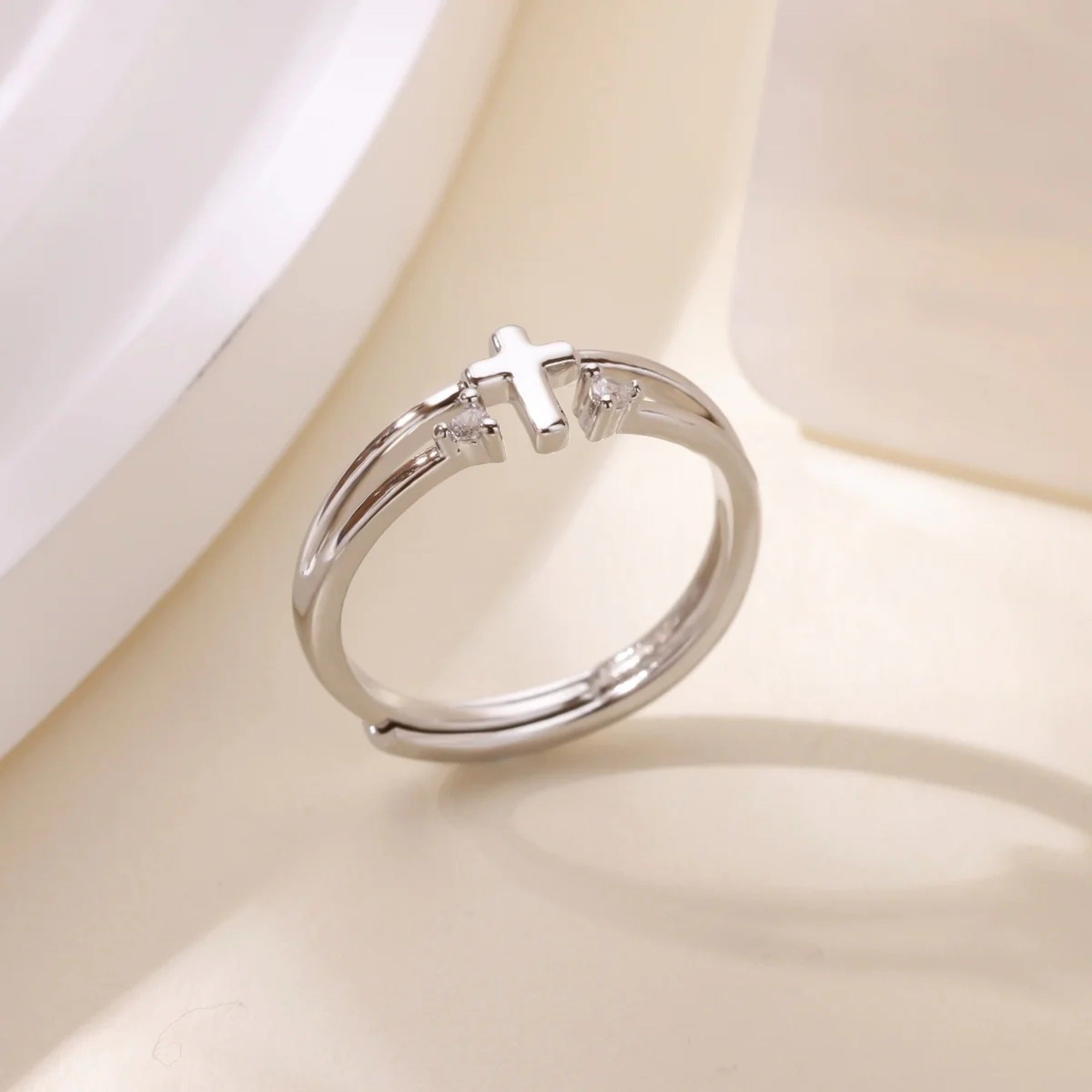 Anillo cruz con circonias plateado — vista en ángulo