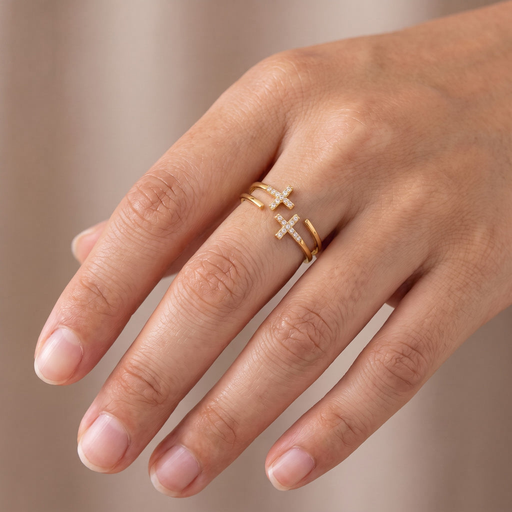 Anillo doble cruz de circonias puesto en la mano, ajustable