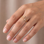 Anillo doble cruz de circonias puesto en la mano, ajustable