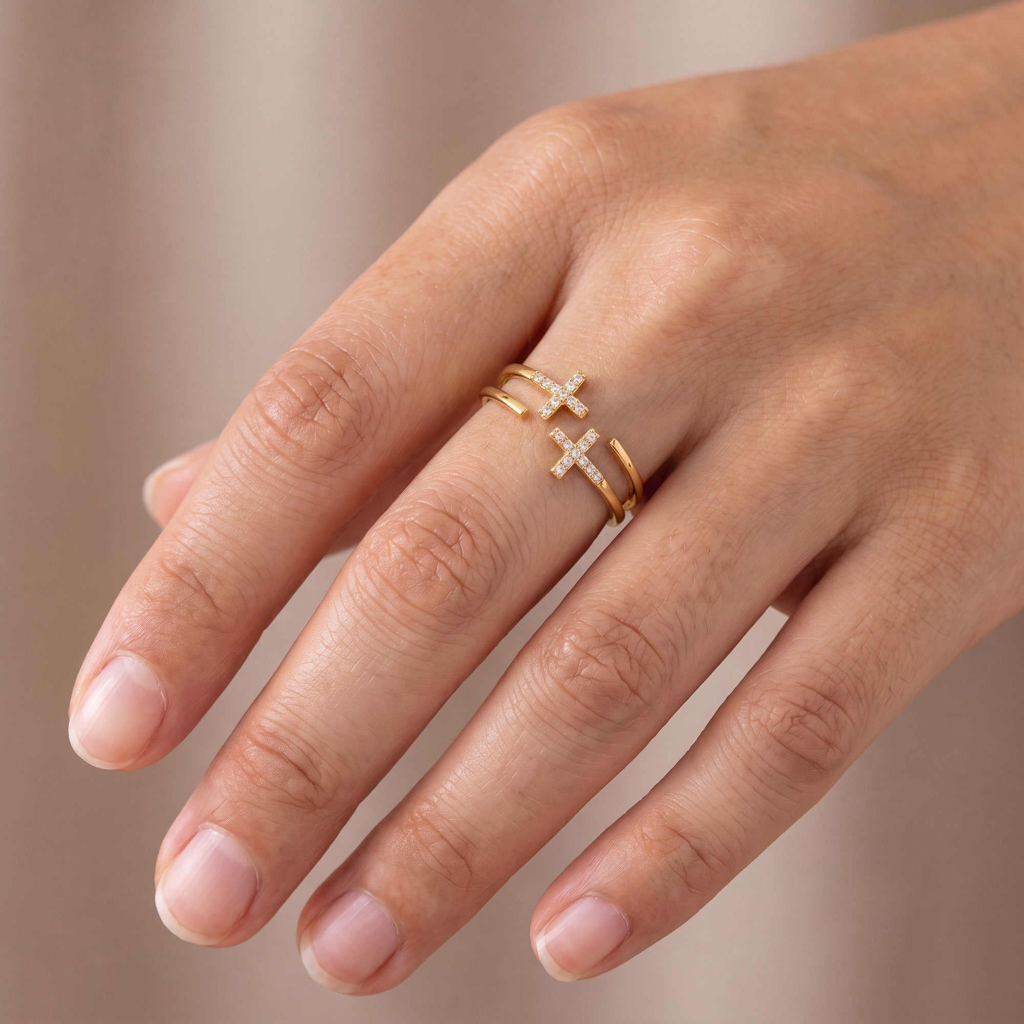 Anillo doble cruz de circonias puesto en la mano, ajustable