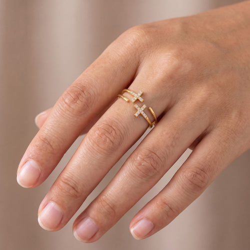Anillo doble cruz de circonias puesto en la mano, ajustable
