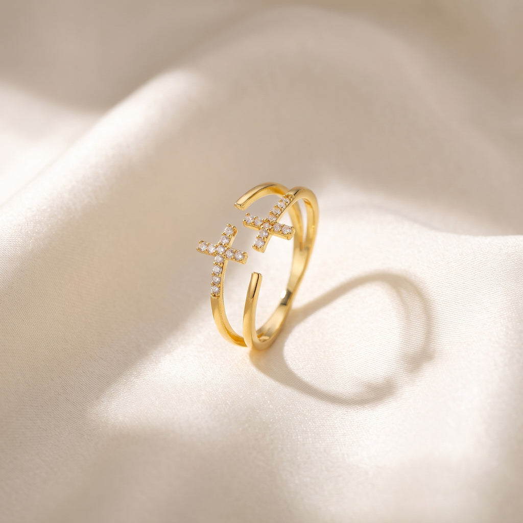 Anillo doble cruz de circonias sobre seda marfil — vista lateral