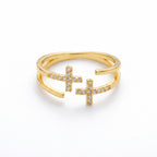 Anillo doble cruz de circonias dorado — vista en ángulo