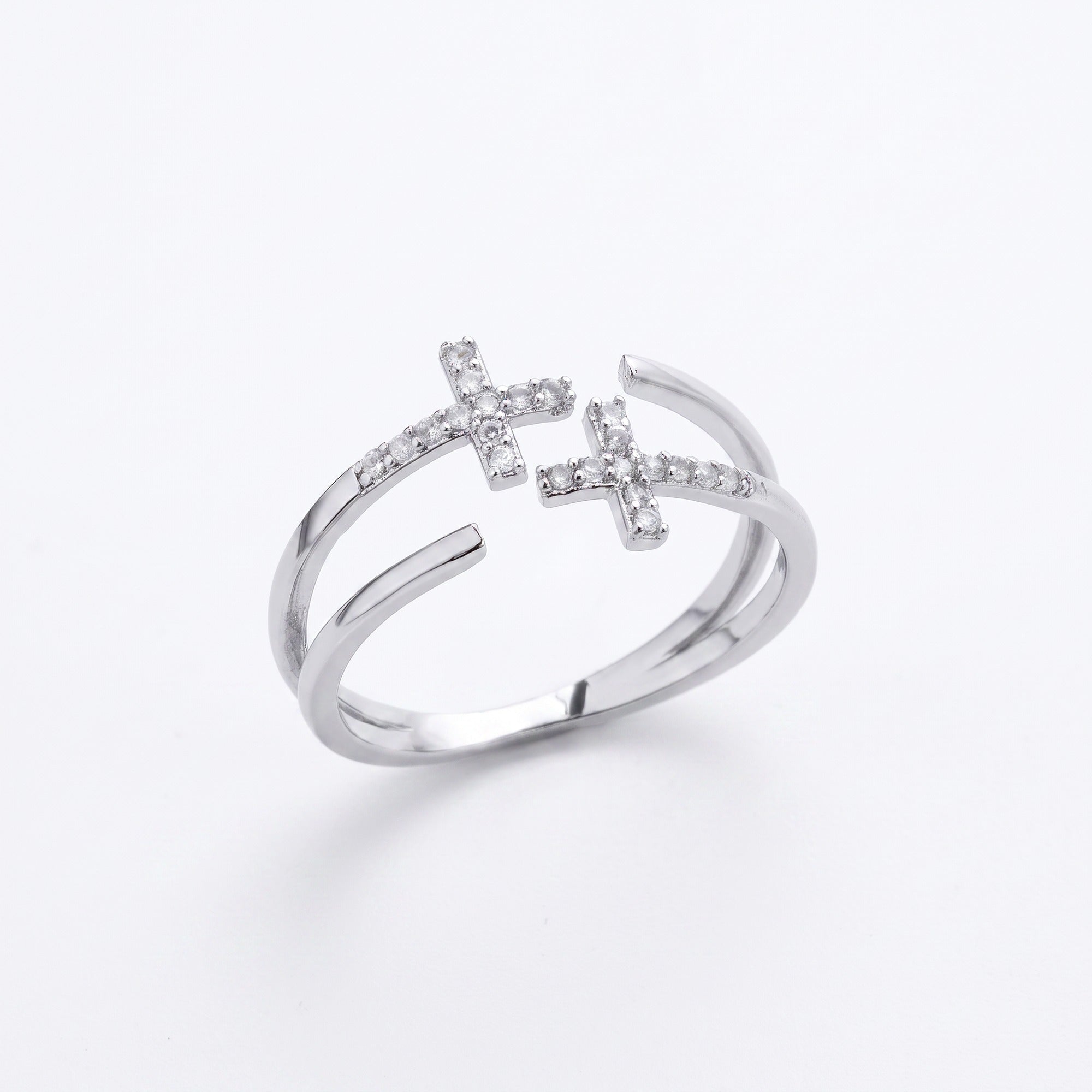 Anillo doble cruz de circonias plateado — vista en ángulo