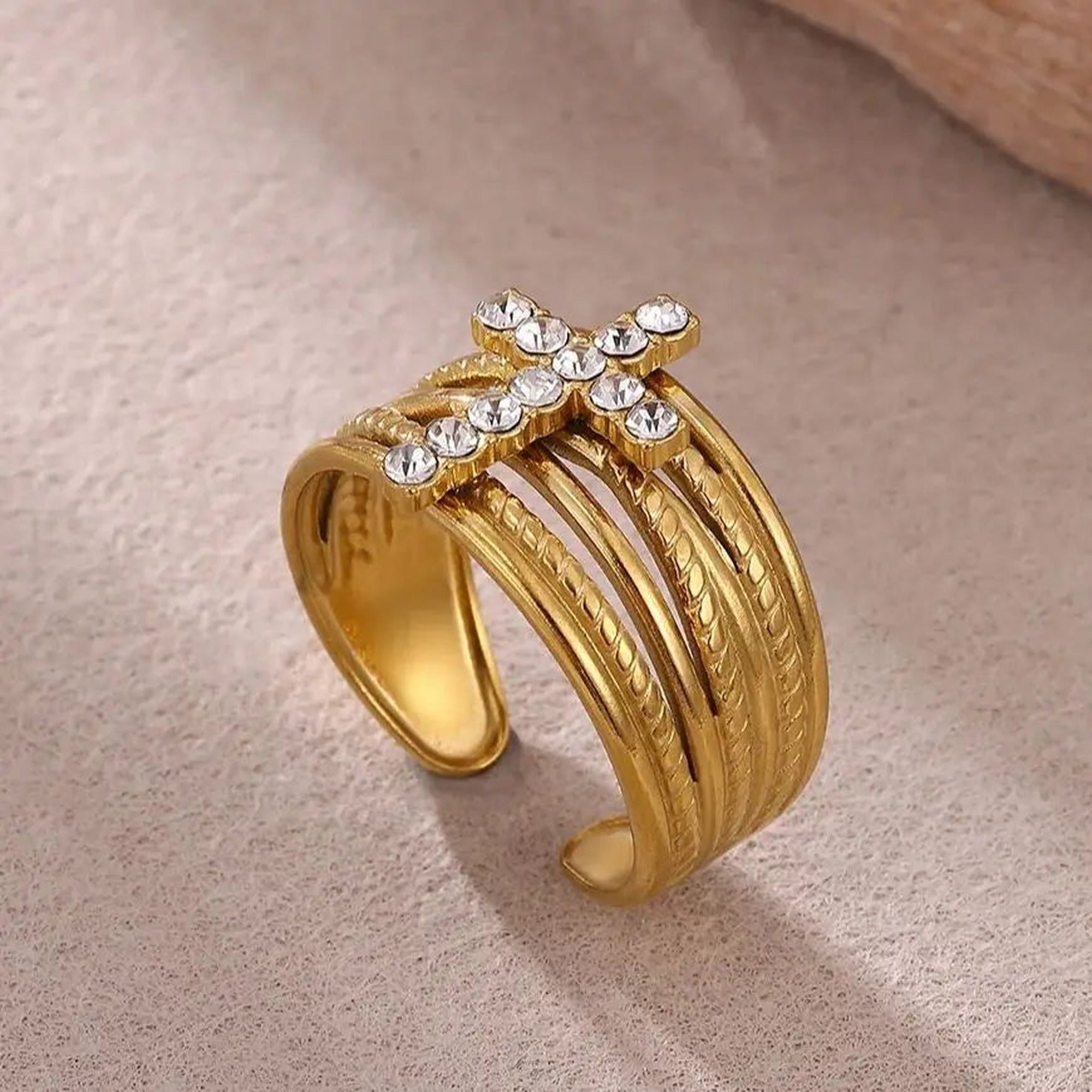Anillo entrelazado con cruz de circonias — vista lateral