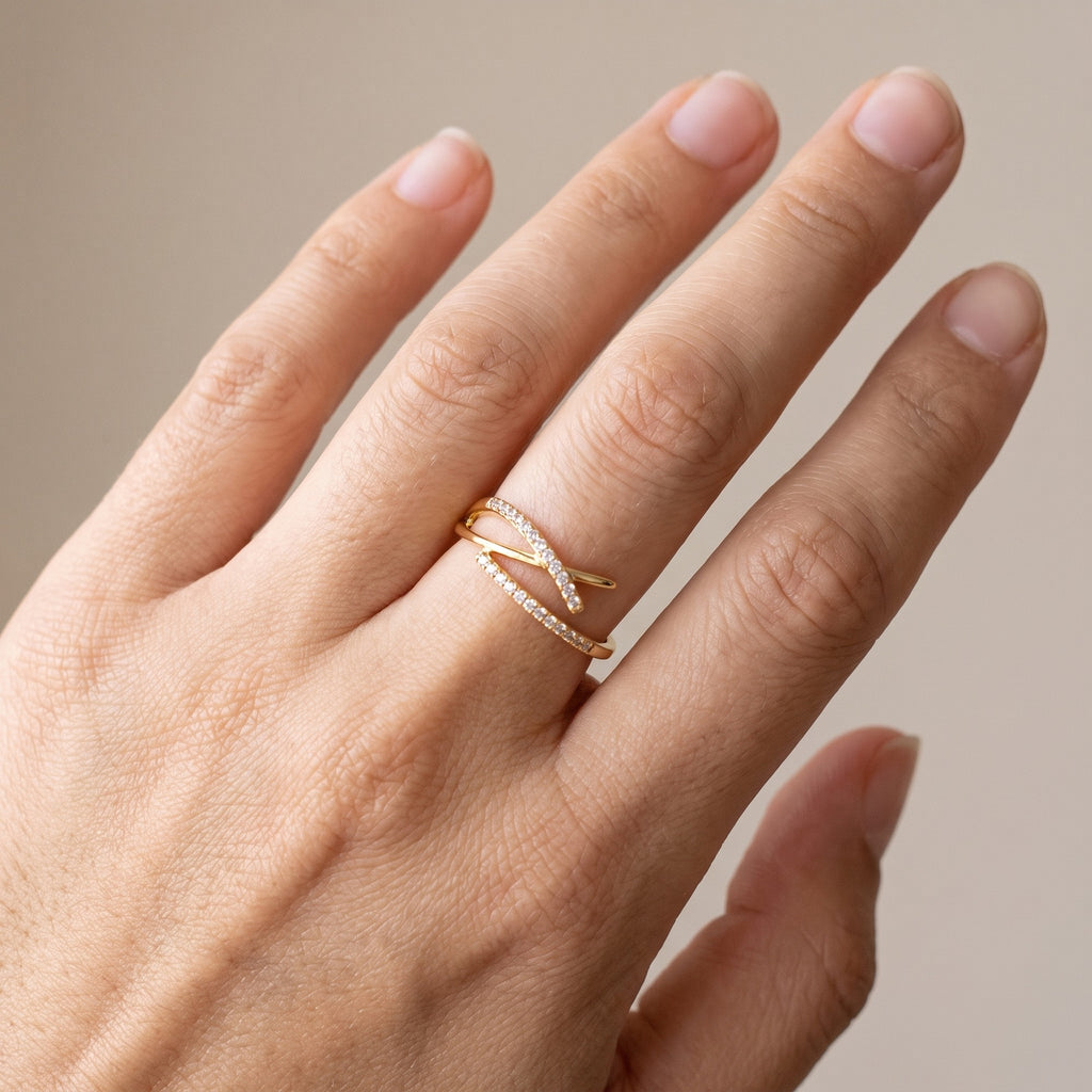 Anillo Pez Ichthys dorado puesto en la mano, ajustable