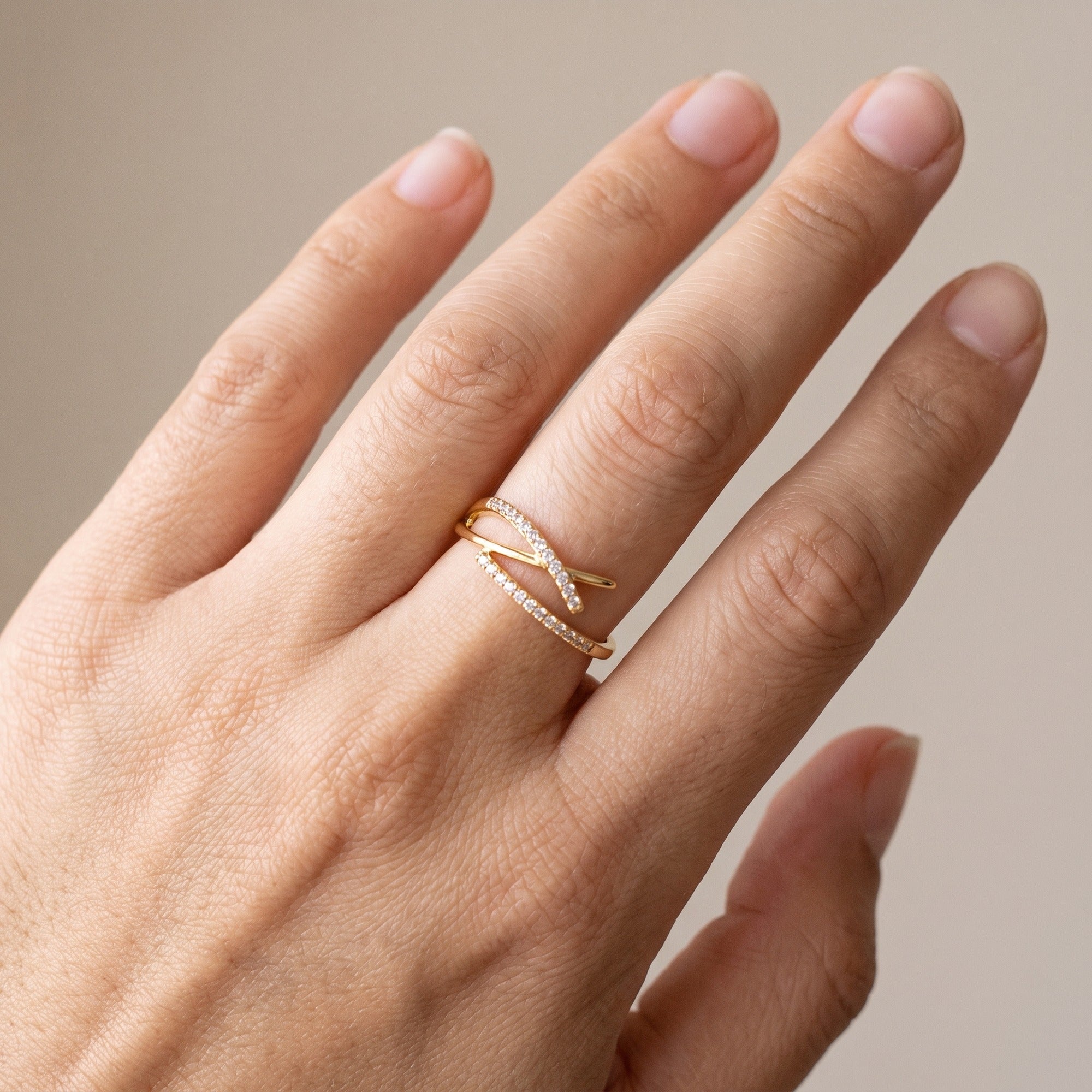 Anillo Pez Ichthys dorado puesto en la mano, ajustable