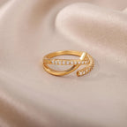 Anillo Pez Ichthys dorado sobre seda — vista en ángulo