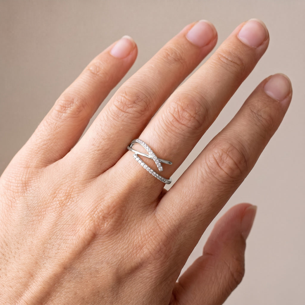 Anillo Pez Ichthys plateado puesto en la mano, ajustable