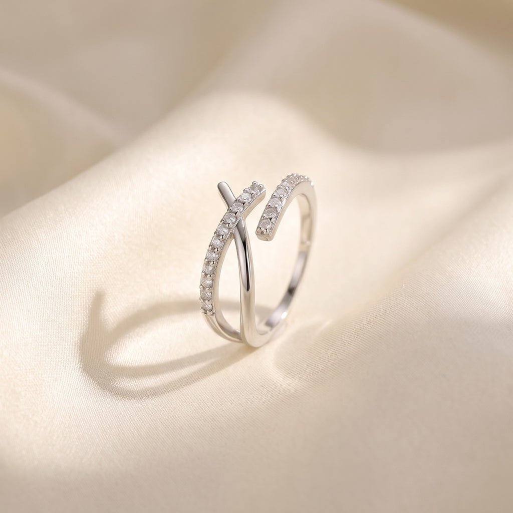 Anillo Pez Ichthys plateado sobre seda marfil