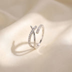 Anillo Pez Ichthys plateado sobre seda marfil