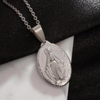 Detalle de la Medalla Milagrosa de la Virgen en plateado
