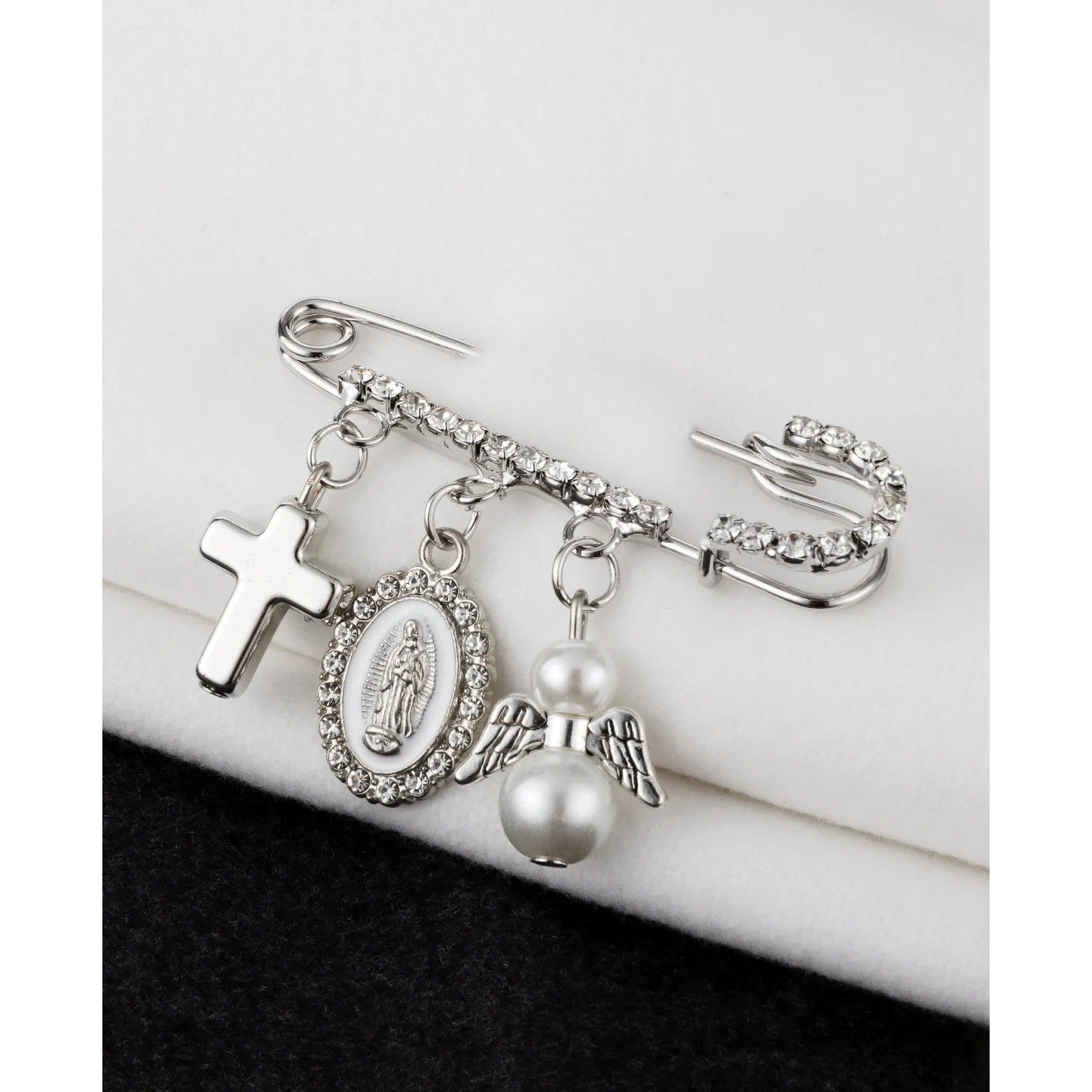 Medalla de la Virgen de Guadalupe en Broche Nuestra Senora de Guadalupe - Luz, Fe y Elegancia — devocion grabada en...